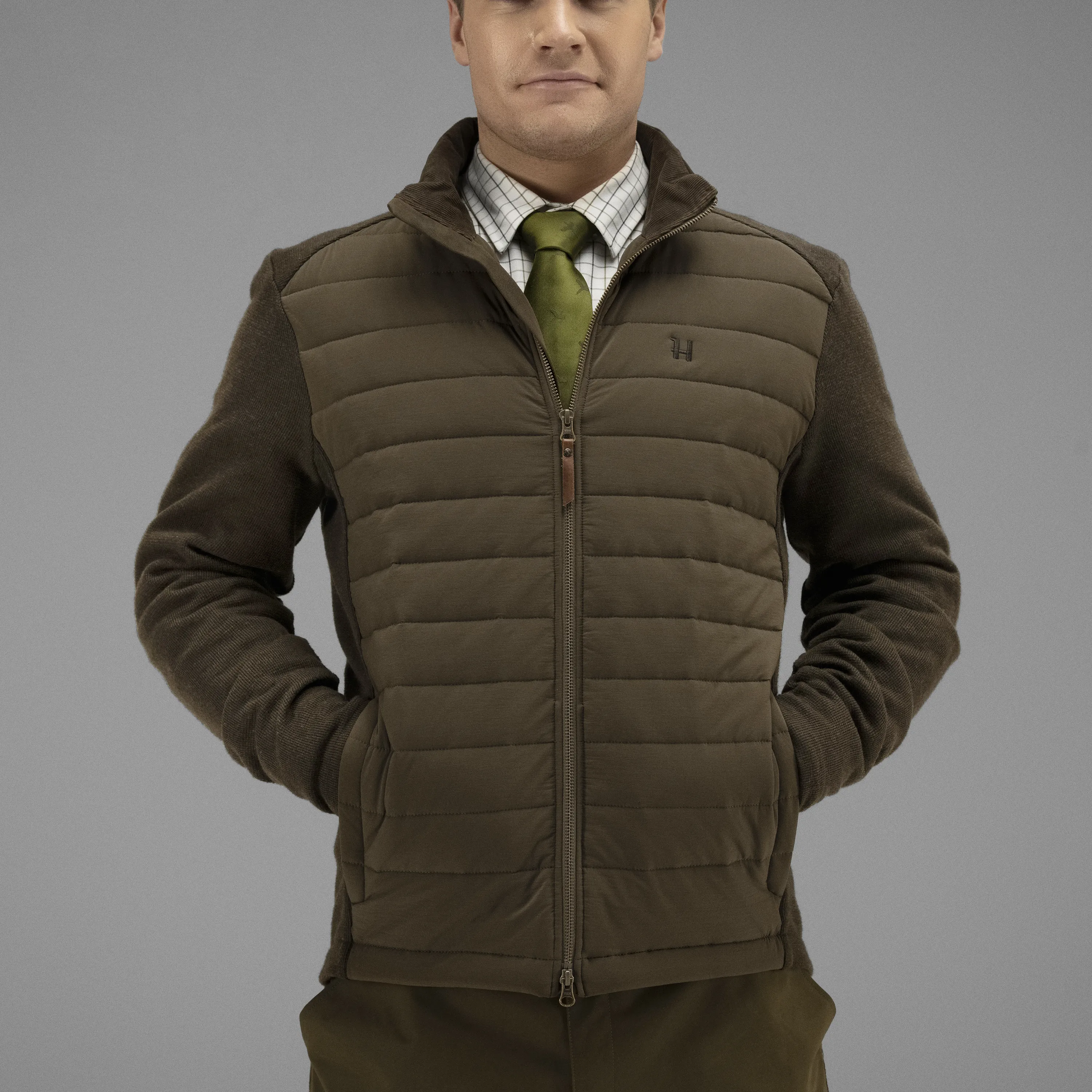 Härkila Men&#x27;s Retrieve Insulated Cardigan Dark Warm Olive | Buy Härkila Men&#x27;s Retrieve Insulated Cardigan Dark Warm Olive here | Outnorth