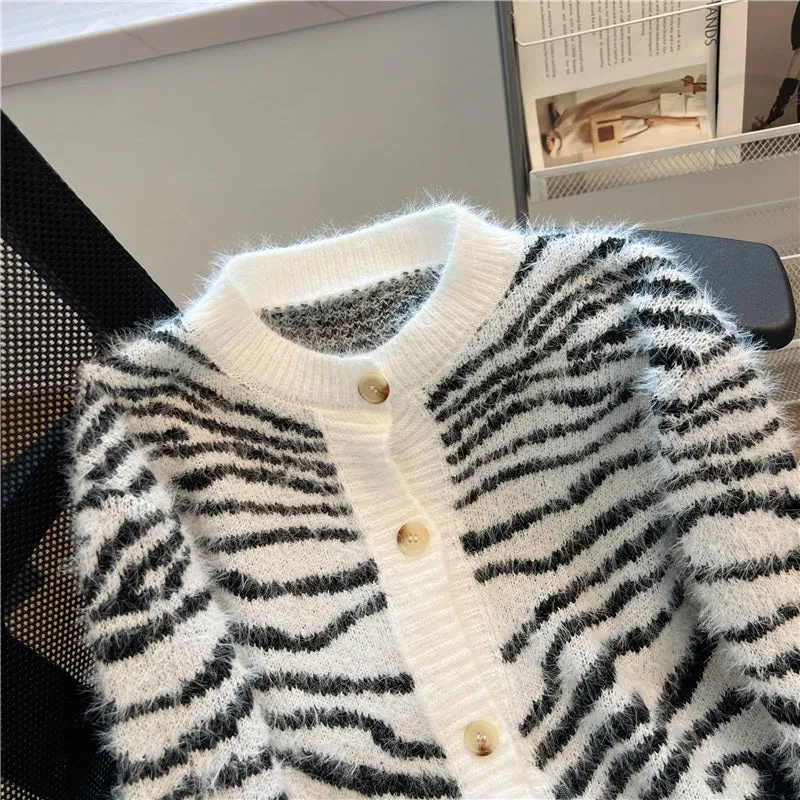 Zebra-stripe Embroidery Soft Cardigan